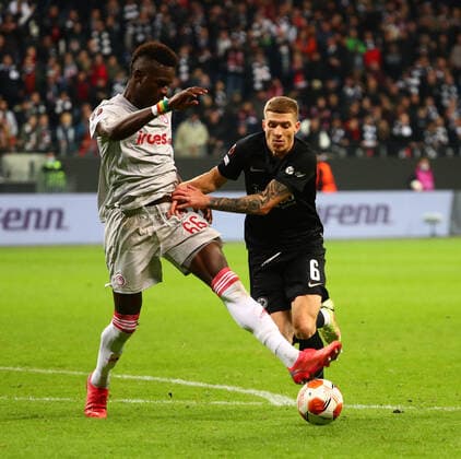 Pape Abou Cisse (Piraeus) im Zweikampf mit Kristijan Jakic (Frankfurt) Eintracht Frankfurt vs Olympiakos Piraeus, Fussball, Europa League, 21.10.2021 Eintracht Frankfurt vs Olympiakos Piraeus, Fussball, Europa League, 21.10.2021 Frankfurt Copyright: xEibner-Pressefotox EP_RWS