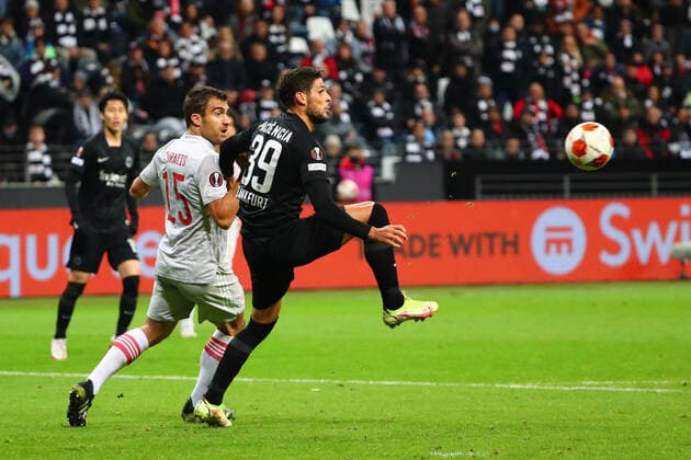 Goncalo Paciencia (Frankfurt) gegen Sokratis Papastathopoulos (Piraeus) Eintracht Frankfurt vs Olympiakos Piraeus, Fussball, Europa League, 21.10.2021 Eintracht Frankfurt vs Olympiakos Piraeus, Fussball, Europa League, 21.10.2021 Frankfurt Copyright: xEibner-Pressefotox EP_RWS