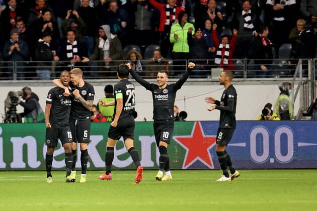 Frankfurt, Deutschland 21. Oktober 2021: Europa League - 2021 2022 - Eintracht Frankfurt vs. Olympiakos Piraeus Torschuetze Almamy Toure (Frankfurt)(1.v.li.) freut sich ueber sein Tor zum 2:1. Deutsche Bank Park Hessen Copyright: xFotostandx xRacochax
