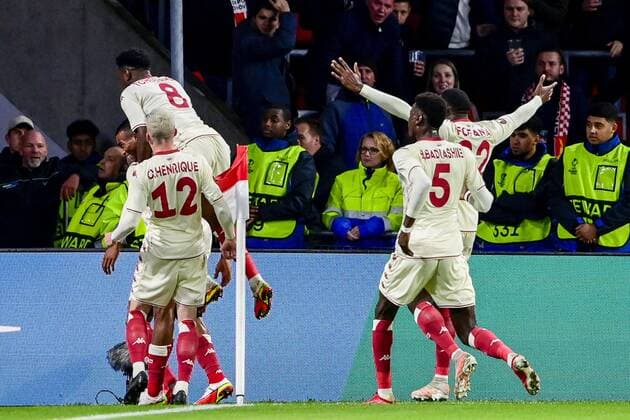 EINDHOVEN - AS Monaco players celebrate 0-1 against Myron Boadu of AS Monaco during the UEFA Europa League match between PSV Eindhoven and AS Monaco at Phillips stadium on October 21, 2021 in Eindhoven, Netherlands. ANP OLAF KRAAK UEFA Europa League 2021 2022 xVIxANPxSportx xxANPxIVx