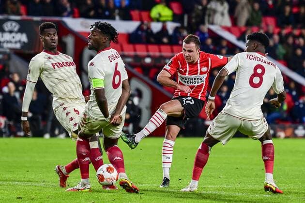 EINDHOVEN - (lr) Axel Disasi of AS Monaco, Mario Gotze of PSV Eindhoven, Aurelien Tchouameni of AS Monaco during the UEFA Europa League match between PSV Eindhoven and AS Monaco at Phillips Stadium on October 21, 2021 in Eindhoven, Netherlands. ANP OLAF KRAAK UEFA Europa League 2021 2022 xVIxANPxSportx xxANPxIVx