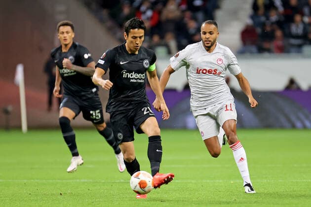 Frankfurt, Deutschland 21. Oktober 2021: Europa League - 2021 2022 - Eintracht Frankfurt vs. Olympiakos Piraeus v. li. im Zweikampf Makoto Hasebe (Frankfurt) gegen Youssef El-Arabi (Piräus). Deutsche Bank Park Hessen Copyright: xFotostandx xRacochax