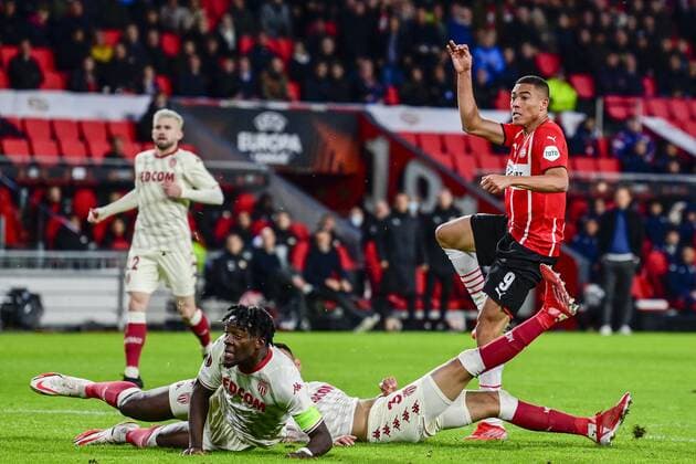 EINDHOVEN - Carlos Vinicius of PSV Eindhoven s shot goes wide during the UEFA Europa League match between PSV Eindhoven and AS Monaco at Phillips Stadium on October 21, 2021 in Eindhoven, Netherlands. ANP OLAF KRAAK UEFA Europa League 2021 2022 xVIxANPxSportx xxANPxIVx