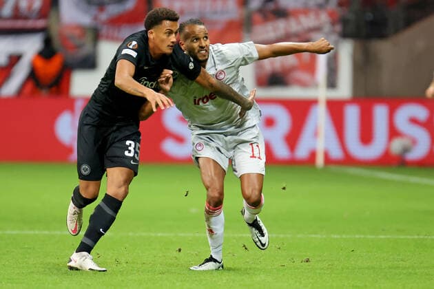 Frankfurt, Deutschland 21. Oktober 2021: Europa League - 2021 2022 - Eintracht Frankfurt vs. Olympiakos Piraeus v. li. im Zweikampf Tuta (Frankfurt) gegen Youssef El-Arabi (Piräus). Deutsche Bank Park Hessen Copyright: xFotostandx xRacochax