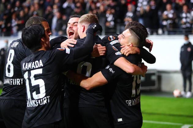 Frankfurter Spieler feiern das Tor zum 1:0 gegen Piraeus durch Rafael Borre (Frankfurt, rechts) Eintracht Frankfurt vs Olympiakos Piraeus, Fussball, Europa League, 21.10.2021 Eintracht Frankfurt vs Olympiakos Piraeus, Fussball, Europa League, 21.10.2021 Frankfurt Copyright: xEibner-Pressefotox EP_RWS