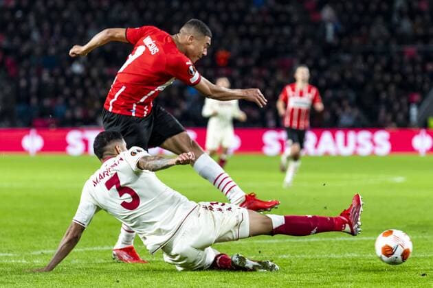 EINDHOVEN, Netherlands, 21-10-2021, football, Philips stadium, Europa League, season 2021 2022, during the match PSV - Monaco, PSV player Carlos Vinicius, AS Monaco player Guillermo Maripan PSV - Monaco  x13998790x Copyright: