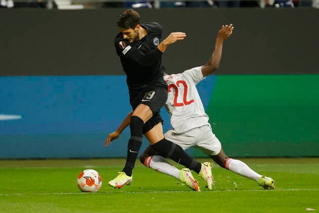 21.10.2021, Fussball, Europa League 2021-2022, Eintracht Frankfurt - Olympiakos Piraeus, GER, Frankfurt am Main, Deutsche Bank Park Bild: v. li. Goncalo Paciencia (Eintracht Frankfurt) und Aguibou Camara (Olympiakos Piraeus) DFL REGULATIONS PROHIBIT ANY USE OF PHOTOGRAPHS AS IMAGE SEQUENCES AND OR QUASI-VIDEO. Copyright: HMBxMedia xHeikoxBecker