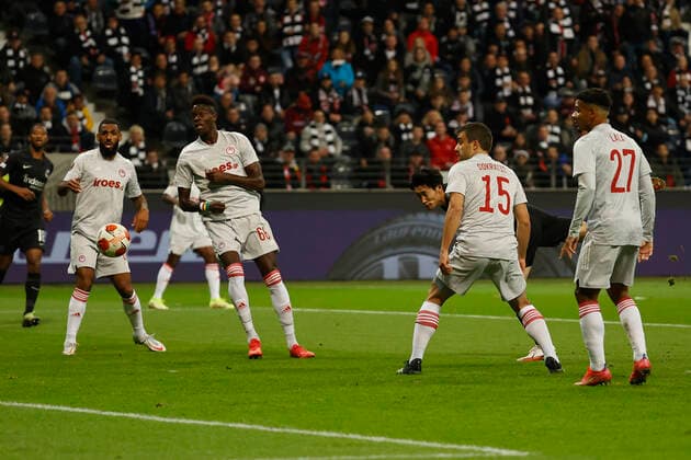 21.10.2021, Fussball, Europa League 2021-2022, Eintracht Frankfurt - Olympiakos Piraeus, GER, Frankfurt am Main, Deutsche Bank Park Bild: Daichi Kamada (Eintracht Frankfurt) mit einem Kopfball DFL REGULATIONS PROHIBIT ANY USE OF PHOTOGRAPHS AS IMAGE SEQUENCES AND OR QUASI-VIDEO. Copyright: HMBxMedia xHeikoxBecker