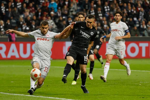 21.10.2021, Fussball, Europa League 2021-2022, Eintracht Frankfurt - Olympiakos Piraeus, GER, Frankfurt am Main, Deutsche Bank Park Bild: v. li. Sokratis Papastathopoulos (Olympiakos Piraeus) und Rafael Borre (Eintracht Frankfurt) DFL REGULATIONS PROHIBIT ANY USE OF PHOTOGRAPHS AS IMAGE SEQUENCES AND OR QUASI-VIDEO. Copyright: HMBxMedia xHeikoxBecker