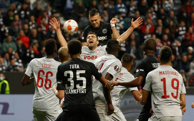 21.10.2021, Fussball, Europa League 2021-2022, Eintracht Frankfurt - Olympiakos Piraeus, GER, Frankfurt am Main, Deutsche Bank Park Bild: v. li. Rafael Borre (Eintracht Frankfurt) ueberspringt Sokratis Papastathopoulos (Olympiakos Piraeus) DFL REGULATIONS PROHIBIT ANY USE OF PHOTOGRAPHS AS IMAGE SEQUENCES AND OR QUASI-VIDEO. Copyright: HMBxMedia xHeikoxBecker