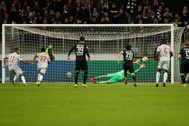 21.10.2021, Fussball, Europa League 2021-2022, Eintracht Frankfurt - Olympiakos Piraeus, GER, Frankfurt am Main, Deutsche Bank Park Bild: v. li. Youssef El Arabi (Olympiakos Piraeus) Goal scored, erziehlt das Tor zum 1:1 celebrate the goal, per Elfer DFL REGULATIONS PROHIBIT ANY USE OF PHOTOGRAPHS AS IMAGE SEQUENCES AND OR QUASI-VIDEO. Copyright: HMBxMedia xHeikoxBecker