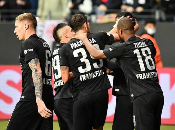 21.10.2021, xjhx, Fussball UEFA Europa League, Eintracht Frankfurt - Olympiakos Piraeus emspor, v.l. Torjubel nach dem Tor zum celebrating the goal celebrate 3:1 durch Daichi Kamada (Eintracht Frankfurt) (DFL DFB REGULATIONS PROHIBIT ANY USE OF PHOTOGRAPHS as IMAGE SEQUENCES and or QUASI-VIDEO) Frankfurt am Main