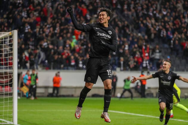 Fußball - UEFA Europa League - 03. Spieltag Eintracht Frankfurt - Olympiakos Piräus am 21.10.2021 im Deutsche Bank Park in Frankfurt Jubel, Torjubel, Torschuetze, Torschütze Daichi Kamada (Frankfurt) jubelt nach seinem Tor zum 3 zu 1