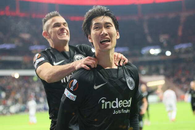 Eintracht Frankfurt - Olympiakos Piräus, UEFA Europa League Tor zum 3:1 durch Daichi Kamada (Eintracht Frankfurt, 15), hnter ihm Rafael Santos BorrÃ , Borre (Eintracht Frankfurt, 19). Spiel der UEFA Europa League zwischen Eintracht Frankfurt und Olympiakos Piräus am 21. Oktober 2021 im Deutsche Bank Park in Frankfurt am Main., Frankfurt am Main Hessen Deutschland Deutsche Bank Park
