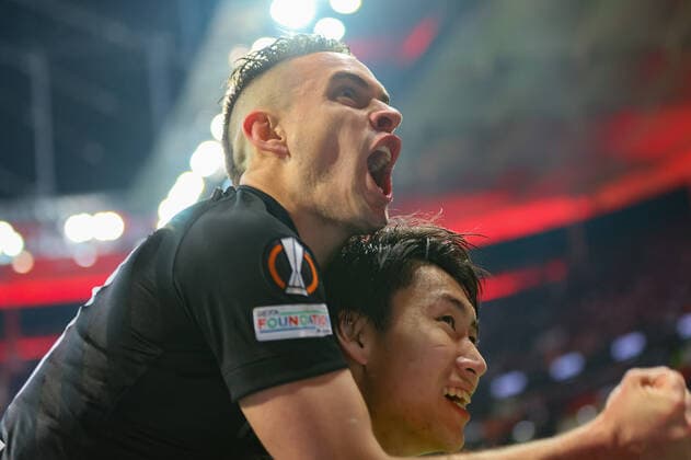 Eintracht Frankfurt - Olympiakos Piräus, UEFA Europa League Tor zum 3:1 durch Daichi Kamada (Eintracht Frankfurt, 15), hnter ihm Rafael Santos BorrÃ , Borre (Eintracht Frankfurt, 19). Spiel der UEFA Europa League zwischen Eintracht Frankfurt und Olympiakos Piräus am 21. Oktober 2021 im Deutsche Bank Park in Frankfurt am Main., Frankfurt am Main Hessen Deutschland Deutsche Bank Park