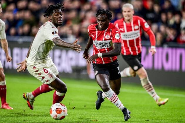 EINDHOVEN - (lr) Axel Disasi of AS Monaco, Bruma or PSV Eindhoven during the UEFA Europa League match between PSV Eindhoven and AS Monaco at Phillips Stadium on October 21, 2021 in Eindhoven, Netherlands. ANP OLAF KRAAK UEFA Europa League 2021 2022 xVIxANPxSportx xxANPxIVx