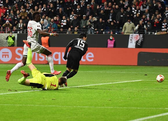 21.10.2021, xjhx, Fussball UEFA Europa League, Eintracht Frankfurt - Olympiakos Piraeus emspor, v.l. Daichi Kamada (Eintracht Frankfurt) erzielt das Tor zum scores the Goal 3:1 (DFL DFB REGULATIONS PROHIBIT ANY USE OF PHOTOGRAPHS as IMAGE SEQUENCES and or QUASI-VIDEO) Frankfurt am Main