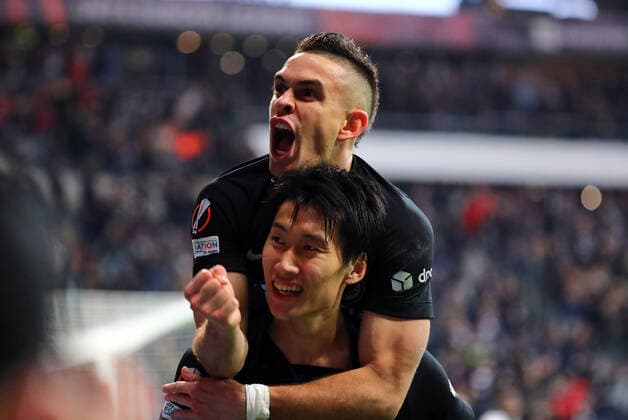 Rafael Borre (Frankfurt, oben) und Daichi Kamada (Frankfurt, unten) feiern das Tor zum 3:1 gegen Piraeus Eintracht Frankfurt vs Olympiakos Piraeus, Fussball, Europa League, 21.10.2021 Eintracht Frankfurt vs Olympiakos Piraeus, Fussball, Europa League, 21.10.2021 Frankfurt Copyright: xEibner-Pressefotox EP_RWS