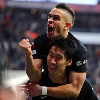 Rafael Borre (Frankfurt, oben) und Daichi Kamada (Frankfurt, unten) feiern das Tor zum 3:1 gegen Piraeus Eintracht Frankfurt vs Olympiakos Piraeus, Fussball, Europa League, 21.10.2021 Eintracht Frankfurt vs Olympiakos Piraeus, Fussball, Europa League, 21.10.2021 Frankfurt Copyright: xEibner-Pressefotox EP_RWS