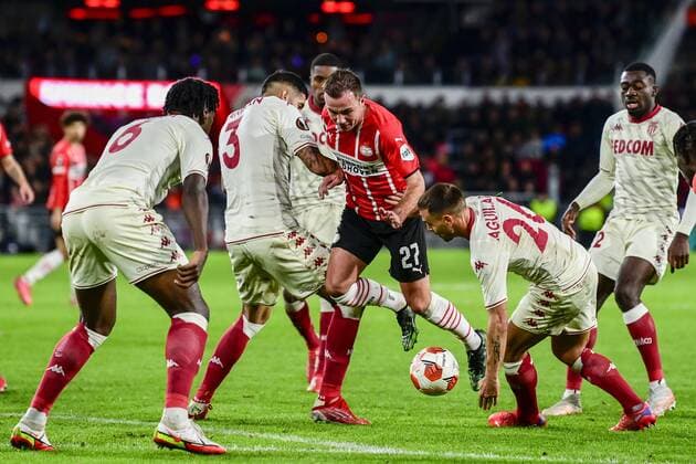 EINDHOVEN - Mario Gotze of PSV Eindhoven during the UEFA Europa League match between PSV Eindhoven and AS Monaco at Phillips Stadium on October 21, 2021 in Eindhoven, Netherlands. ANP OLAF KRAAK UEFA Europa League 2021 2022 xVIxANPxSportx xxANPxIVx