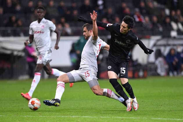 Fußball Europa League 3. Spieltag Eintracht Frankfurt - Olympiakos Piräus am 21.10.2021 im Deutsche Bank Park in Frankfurt Sokratis Papastathopoulos ( Piräus ), links - Daichi Kamada ( Frankfurt ), rechts