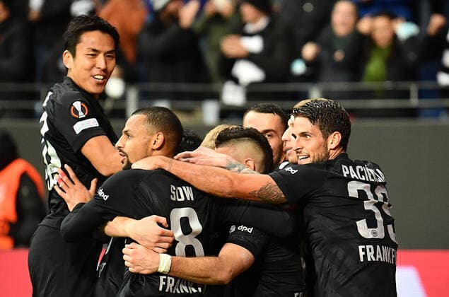 21.10.2021, xjhx, Fussball UEFA Europa League, Eintracht Frankfurt - Olympiakos Piraeus emspor, v.l. Torjubel nach dem Tor zum celebrating the goal celebrate 3:1 durch Daichi Kamada (Eintracht Frankfurt) Makoto Hasebe (Eintracht Frankfurt) Djibril Sow (Eintracht Frankfurt) Goncalo Paciencia (Eintracht Frankfurt) (DFL DFB REGULATIONS PROHIBIT ANY USE OF PHOTOGRAPHS as IMAGE SEQUENCES and or QUASI-VIDEO) Frankfurt am Main