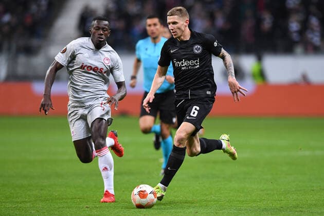 Fußball Europa League 3. Spieltag Eintracht Frankfurt - Olympiakos Piräus am 21.10.2021 im Deutsche Bank Park in Frankfurt Mady Camara ( Piräus ), links - Kristijan Jakic ( Frankfurt ), rechts