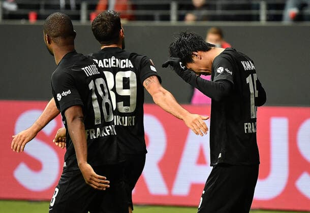 21.10.2021, xjhx, Fussball UEFA Europa League, Eintracht Frankfurt - Olympiakos Piraeus emspor, v.l. Torjubel nach dem Tor zum celebrating the goal celebrate 3:1 durch Daichi Kamada (Eintracht Frankfurt) (DFL DFB REGULATIONS PROHIBIT ANY USE OF PHOTOGRAPHS as IMAGE SEQUENCES and or QUASI-VIDEO) Frankfurt am Main