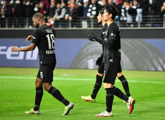 21.10.2021, xjhx, Fussball UEFA Europa League, Eintracht Frankfurt - Olympiakos Piraeus emspor, v.l. Torjubel nach dem Tor zum celebrating the goal celebrate 3:1 durch Daichi Kamada (Eintracht Frankfurt) (DFL DFB REGULATIONS PROHIBIT ANY USE OF PHOTOGRAPHS as IMAGE SEQUENCES and or QUASI-VIDEO) Frankfurt am Main