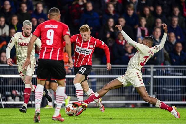 EINDHOVEN - (lr) Caio Henrique of AS Monaco, Yorbe Vertessen of PSV Eindhoven, Jean Lucas of AS Monaco during the UEFA Europa League match between PSV Eindhoven and AS Monaco at Phillips Stadium on October 21, 2021 in Eindhoven, Netherlands. ANP OLAF KRAAK UEFA Europa League 2021 2022 xVIxANPxSportx xxANPxIVx