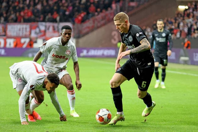 Frankfurt, Deutschland 21. Oktober 2021: Europa League - 2021 2022 - Eintracht Frankfurt vs. Olympiakos Piraeus v. li. im Zweikampf Kenny Lala (Piräus) gegen Kristijan Jakic (Frankfurt). Deutsche Bank Park Hessen Copyright: xFotostandx xRacochax