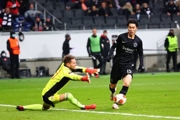 Daichi Kamada (Frankfurt) umkurvt Tomas Vaclik (Piraeus) und trifft anschliessend zum 3:1 Eintracht Frankfurt vs Olympiakos Piraeus, Fussball, Europa League, 21.10.2021 Eintracht Frankfurt vs Olympiakos Piraeus, Fussball, Europa League, 21.10.2021 Frankfurt Copyright: xEibner-Pressefotox EP_RWS