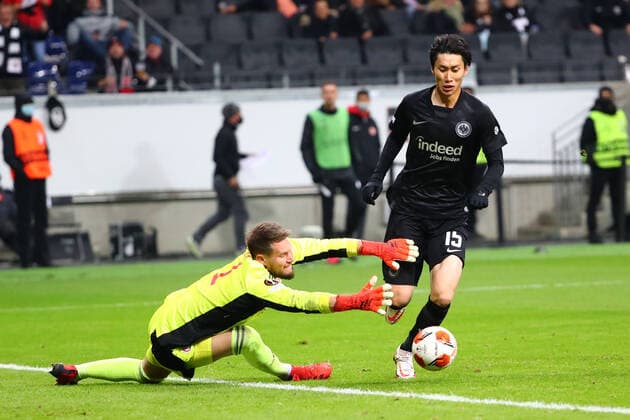 Daichi Kamada (Frankfurt) umkurvt Tomas Vaclik (Piraeus) und trifft anschliessend zum 3:1 Eintracht Frankfurt vs Olympiakos Piraeus, Fussball, Europa League, 21.10.2021 Eintracht Frankfurt vs Olympiakos Piraeus, Fussball, Europa League, 21.10.2021 Frankfurt Copyright: xEibner-Pressefotox EP_RWS