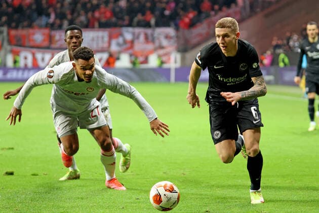 Frankfurt, Deutschland 21. Oktober 2021: Europa League - 2021 2022 - Eintracht Frankfurt vs. Olympiakos Piraeus v. li. im Zweikampf Kenny Lala (Piräus) gegen Kristijan Jakic (Frankfurt). Deutsche Bank Park Hessen Copyright: xFotostandx xRacochax