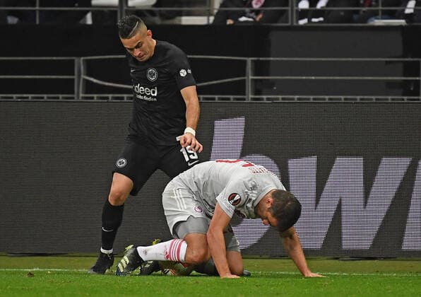 21.10.2021, xjhx, Fussball UEFA Europa League, Eintracht Frankfurt - Olympiakos Piraeus emspor, v.l. Rafael Borre, Rafael Santos Borre Maury (Eintracht Frankfurt) Sokratis Papasthathopoulos (Olympiakos Piraeus) Zweikampf, Aktion, action, battle for the ball (DFL DFB REGULATIONS PROHIBIT ANY USE OF PHOTOGRAPHS as IMAGE SEQUENCES and or QUASI-VIDEO) Frankfurt am Main