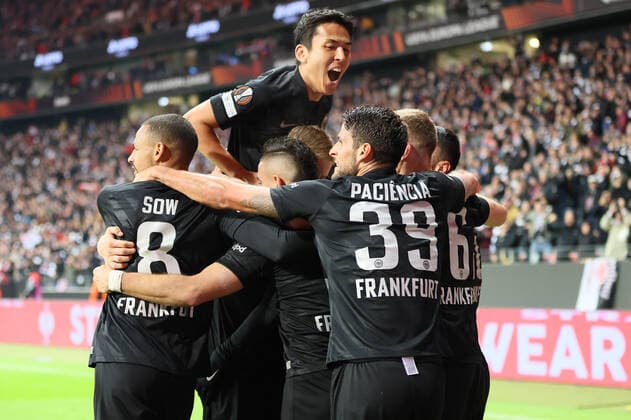 Eintracht Frankfurt - Olympiakos Piräus, UEFA Europa League Tor zum 3:1 durch Daichi Kamada (Eintracht Frankfurt, 15), beim Jubel obenauf Makoto Hasebe (Eintracht Frankfurt, 20). Spiel der UEFA Europa League zwischen Eintracht Frankfurt und Olympiakos Piräus am 21. Oktober 2021 im Deutsche Bank Park in Frankfurt am Main., Frankfurt am Main Hessen Deutschland Deutsche Bank Park