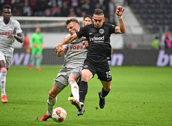 21.10.2021, xjhx, Fussball UEFA Europa League, Eintracht Frankfurt - Olympiakos Piraeus emspor, v.l. Oleg Reabciuk (Olympiakos Piraeus) Rafael Borre, Rafael Santos Borre Maury (Eintracht Frankfurt) Zweikampf, Aktion, action, battle for the ball (DFL DFB REGULATIONS PROHIBIT ANY USE OF PHOTOGRAPHS as IMAGE SEQUENCES and or QUASI-VIDEO) Frankfurt am Main