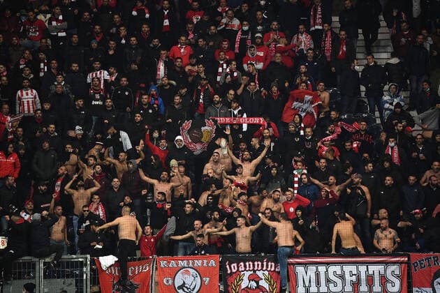 21.10.2021, xjhx, Fussball UEFA Europa League, Eintracht Frankfurt - Olympiakos Piraeus emspor, v.l. Fans Zuschauer Ultras von Olympiakos Piraeus (DFL DFB REGULATIONS PROHIBIT ANY USE OF PHOTOGRAPHS as IMAGE SEQUENCES and or QUASI-VIDEO) Frankfurt am Main