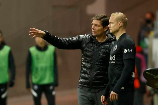 21.10.2021, Fussball, Europa League 2021-2022, Eintracht Frankfurt - Olympiakos Piraeus, GER, Frankfurt am Main, Deutsche Bank Park Bild: v. li. Trainer Oliver Glasner (Eintracht Frankfurt) und Sebastian Rode (Eintracht Frankfurt) DFL REGULATIONS PROHIBIT ANY USE OF PHOTOGRAPHS AS IMAGE SEQUENCES AND OR QUASI-VIDEO. Copyright: HMBxMedia xHeikoxBecker