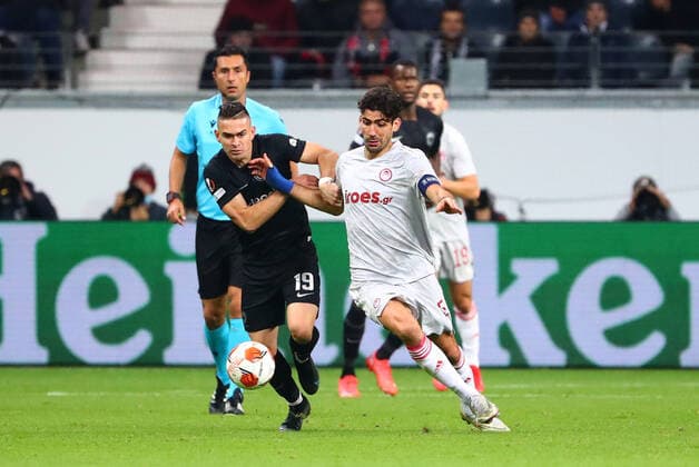 Rafael Borre (Frankfurt) im Zweikampf mit Andreas Bouchalakis (Piraeus) Eintracht Frankfurt vs Olympiakos Piraeus, Fussball, Europa League, 21.10.2021 Eintracht Frankfurt vs Olympiakos Piraeus, Fussball, Europa League, 21.10.2021 Frankfurt Copyright: xEibner-Pressefotox EP_RWS