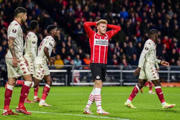 EINDHOVEN - Yorbe Vertessen of PSV Eindhoven is disappointed with a missed opportunity during the UEFA Europa League match between PSV Eindhoven and AS Monaco at Phillips stadium on October 21, 2021 in Eindhoven, Netherlands. ANP OLAF KRAAK UEFA Europa League 2021 2022 xVIxANPxSportx xxANPxIVx