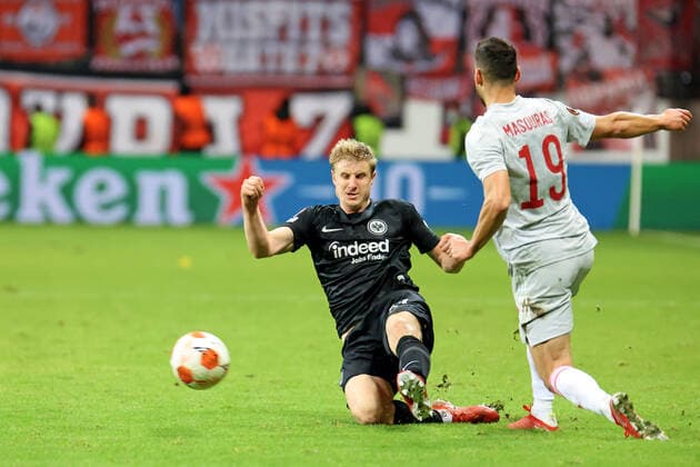 Frankfurt, Deutschland 21. Oktober 2021: Europa League - 2021 2022 - Eintracht Frankfurt vs. Olympiakos Piraeus v. li. im Zweikampf Martin Hinteregger (Frankfurt) gegen Georgios Masouras (Piräus). Deutsche Bank Park Hessen Copyright: xFotostandx xRacochax