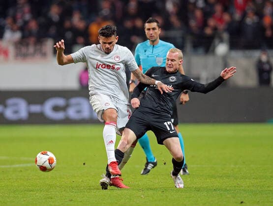 21.10.2021, xovx, Fußball UEFA - Europa League, Eintracht Frankfurt - Olympiakos Piräus v.l. Tiquinho Soares (Olympiakos Piräus), Sebastian Rode (Eintracht Frankfurt) (DFL DFB REGULATIONS PROHIBIT ANY USE OF PHOTOGRAPHS as IMAGE SEQUENCES and or QUASI-VIDEO) emspor Frankfurt