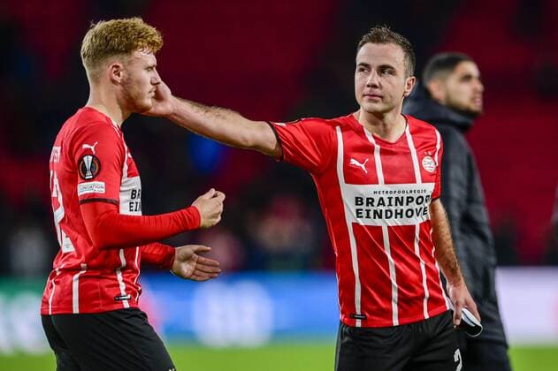 EINDHOVEN - Mario Gotze of PSV Eindhoven consoles Yorbe Vertessen of PSV Eindhoven during the UEFA Europa League match between PSV Eindhoven and AS Monaco at Phillips Stadium on October 21, 2021 in Eindhoven, Netherlands. ANP OLAF KRAAK UEFA Europa League 2021 2022 xVIxANPxSportx xxANPxIVx