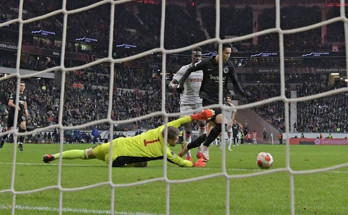 21.10.2021, xjhx, Fussball UEFA Europa League, Eintracht Frankfurt - Olympiakos Piraeus emspor, v.l. Daichi Kamada (Eintracht Frankfurt) erzielt das Tor zum scores the Goal 3:1 (DFL DFB REGULATIONS PROHIBIT ANY USE OF PHOTOGRAPHS as IMAGE SEQUENCES and or QUASI-VIDEO) Frankfurt am Main