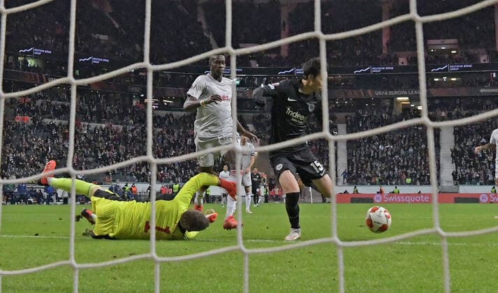 21.10.2021, xjhx, Fussball UEFA Europa League, Eintracht Frankfurt - Olympiakos Piraeus emspor, v.l. Daichi Kamada (Eintracht Frankfurt) erzielt das Tor zum scores the Goal 3:1 (DFL DFB REGULATIONS PROHIBIT ANY USE OF PHOTOGRAPHS as IMAGE SEQUENCES and or QUASI-VIDEO) Frankfurt am Main