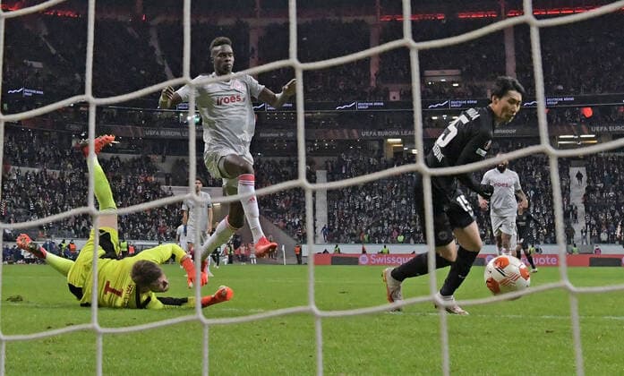 21.10.2021, xjhx, Fussball UEFA Europa League, Eintracht Frankfurt - Olympiakos Piraeus emspor, v.l. Daichi Kamada (Eintracht Frankfurt) erzielt das Tor zum scores the Goal 3:1 (DFL DFB REGULATIONS PROHIBIT ANY USE OF PHOTOGRAPHS as IMAGE SEQUENCES and or QUASI-VIDEO) Frankfurt am Main