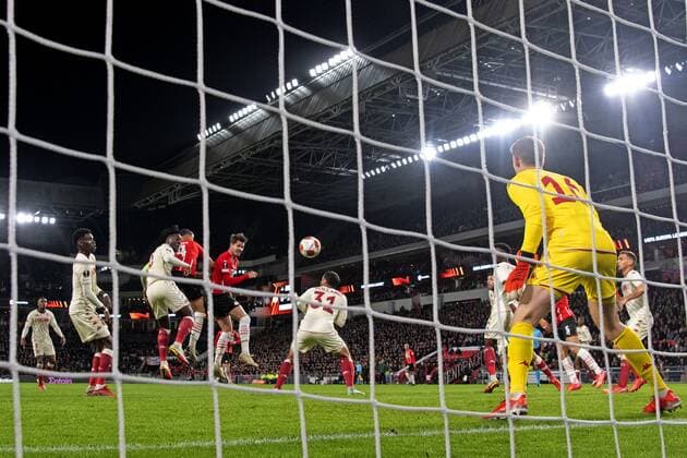 EINDHOVEN - Marco van Ginkel heads on goal during the UEFA Europa League match between PSV Eindhoven and AS Monaco at Phillips Stadium on October 21, 2021 in Eindhoven, Netherlands. ANP OLAF KRAAK UEFA Europa League 2021 2022 xVIxANPxSportx xxANPxIVx