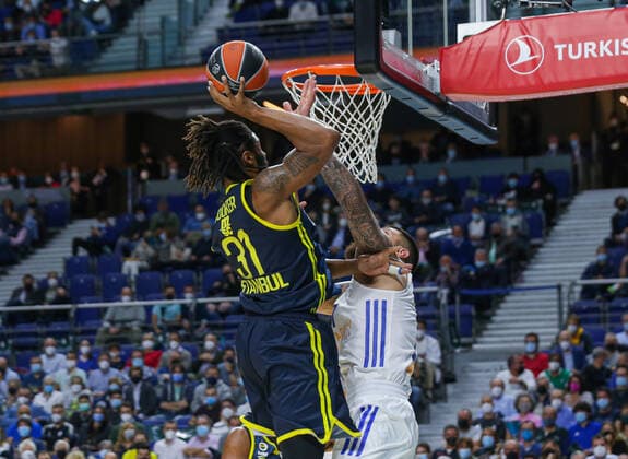 15th October 2021; Wizink Center; Madrid, Spain; Turkish Airlines Euroleague Basketball , Real Madrid versus Fenerbahce Beko Istanbul; Devin Booker (Fenerbahce Beko Istanbul) breaks away from the defense of Vincent Poirier (Real Madrid Baloncesto)  ActionPlus12332422 AgenciaLOF