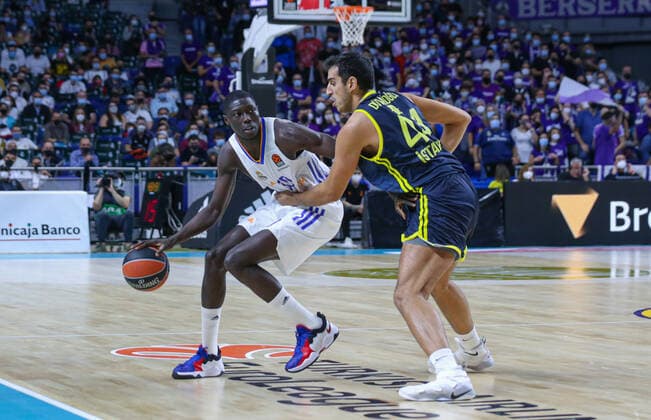 15th October 2021; Wizink Center; Madrid, Spain; Turkish Airlines Euroleague Basketball , Real Madrid versus Fenerbahce Beko Istanbul; Eli Ndiaye (Real Madrid Baloncesto) brings the ball forward against Ahmet Duverioglu (Fenerbahce Beko Istanbul)  ActionPlus12332403 AgenciaLOF